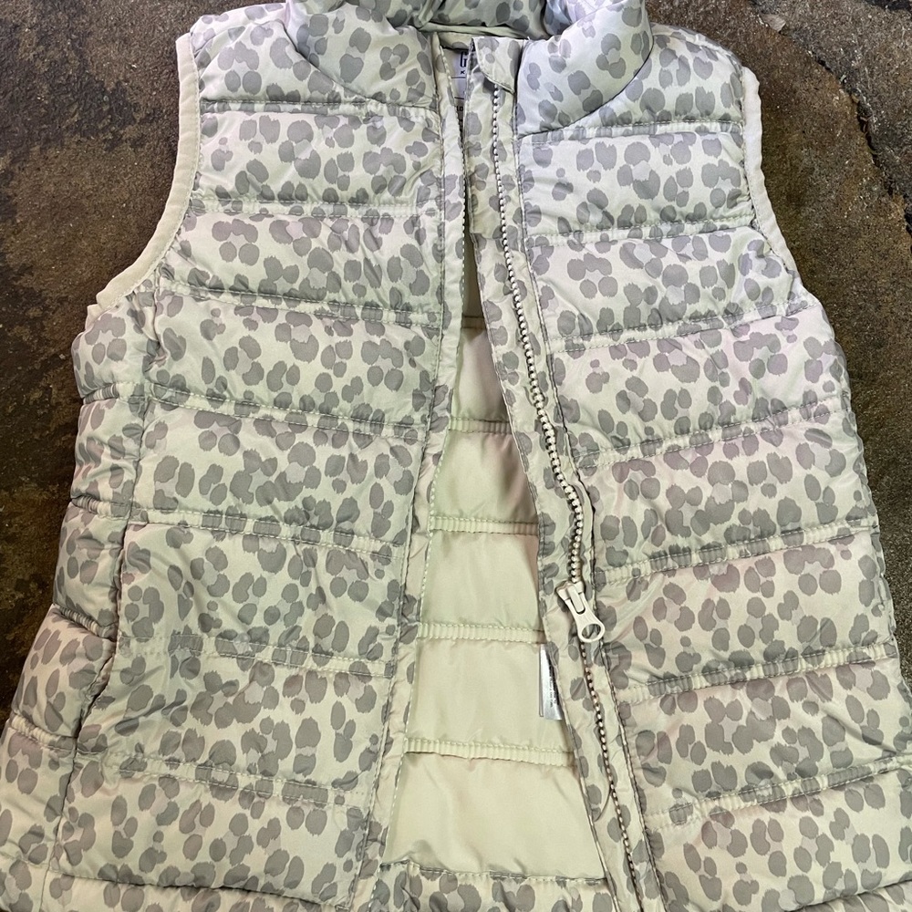Gap puffy kids vest small Leopard print